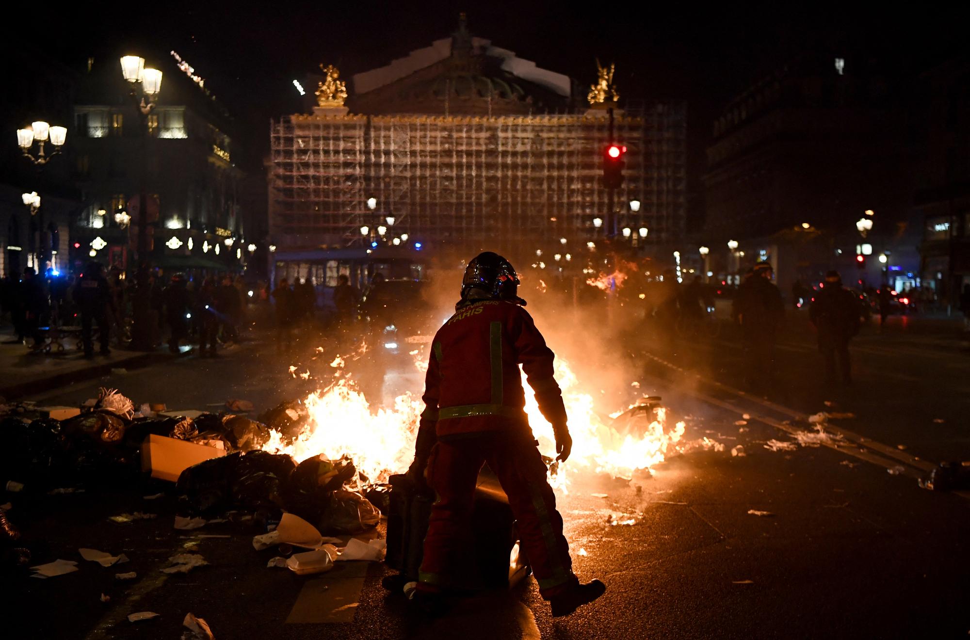 Un pompier dans les rues de Paris, face à l'Opéra Garnier, après une manifestation le 20 mars.