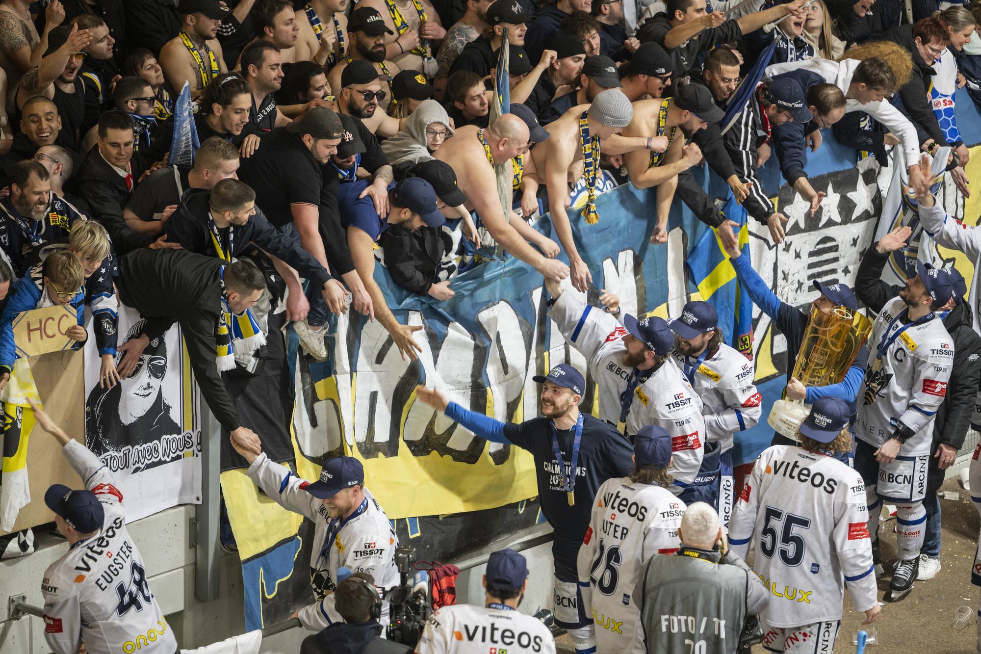Die Spieler des HC La Chaux-de-Fonds lassen sich von ihrem Fans feiern nach dem Gewinn des Schweizermeistertitels der Swiss League nach dem vierten Spiel des Eishockey Playoff Finals der Swiss League zwischen dem EHC Olten und dem HC La Chaux-de-Fonds auf der Eisbahn Kleinholz in Olten, am Dienstag, 21. Maerz 2023. (KEYSTONE/Alessandro della Valle)