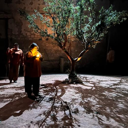 Théatre de la Parfumerie 22 mars, répétition du spectacle « Les Arbres en nous » par l'atelier Théatre II de l'association Autrement-Aujourd'hui. Dans le cadre de la Fête des racines organisée par le Théatre Spirale.