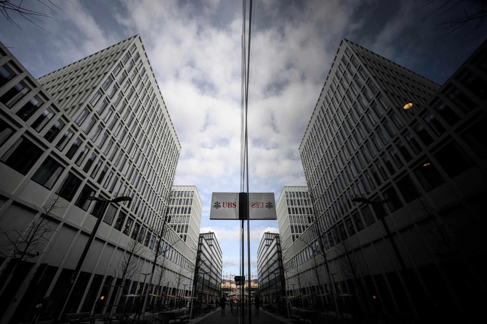 Ambiance dans les rues de Zürich à l'Europaale Platz au lendemain du rachat de Crédit Suisse par UBS, le lundi 20 mars 2023 à Zürich. (© Gabriel Monnet)