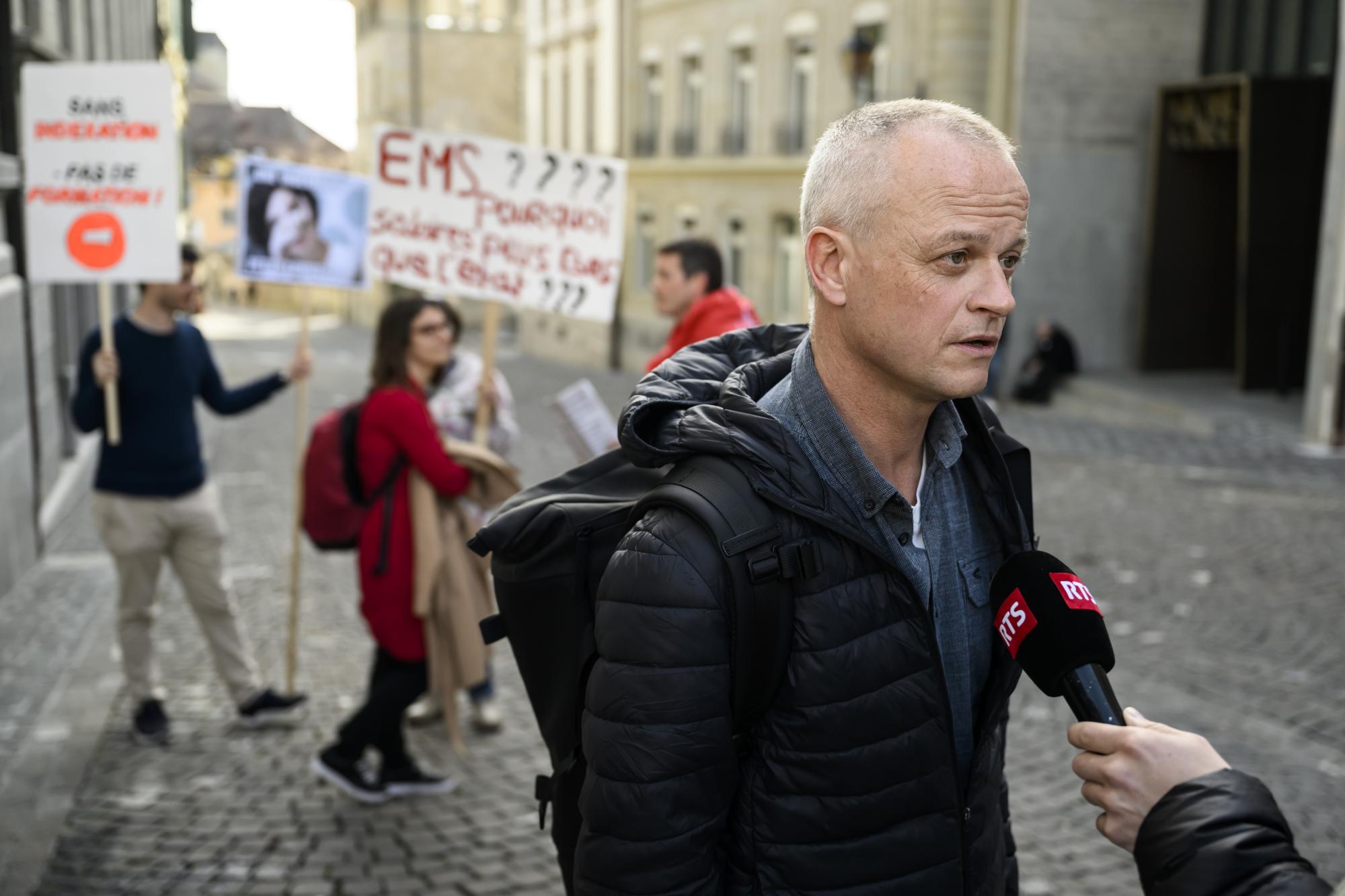 David Gygax, secretaire au SSP, parle aux journalistes apres une nouvelle reunion sur les salaires entre une delegation du Conseil d'Etat vaudois et les syndicats de la fonction publique le mercredi 22 mars 2023 a Lausanne. (KEYSTONE/Jean-Christophe Bott)