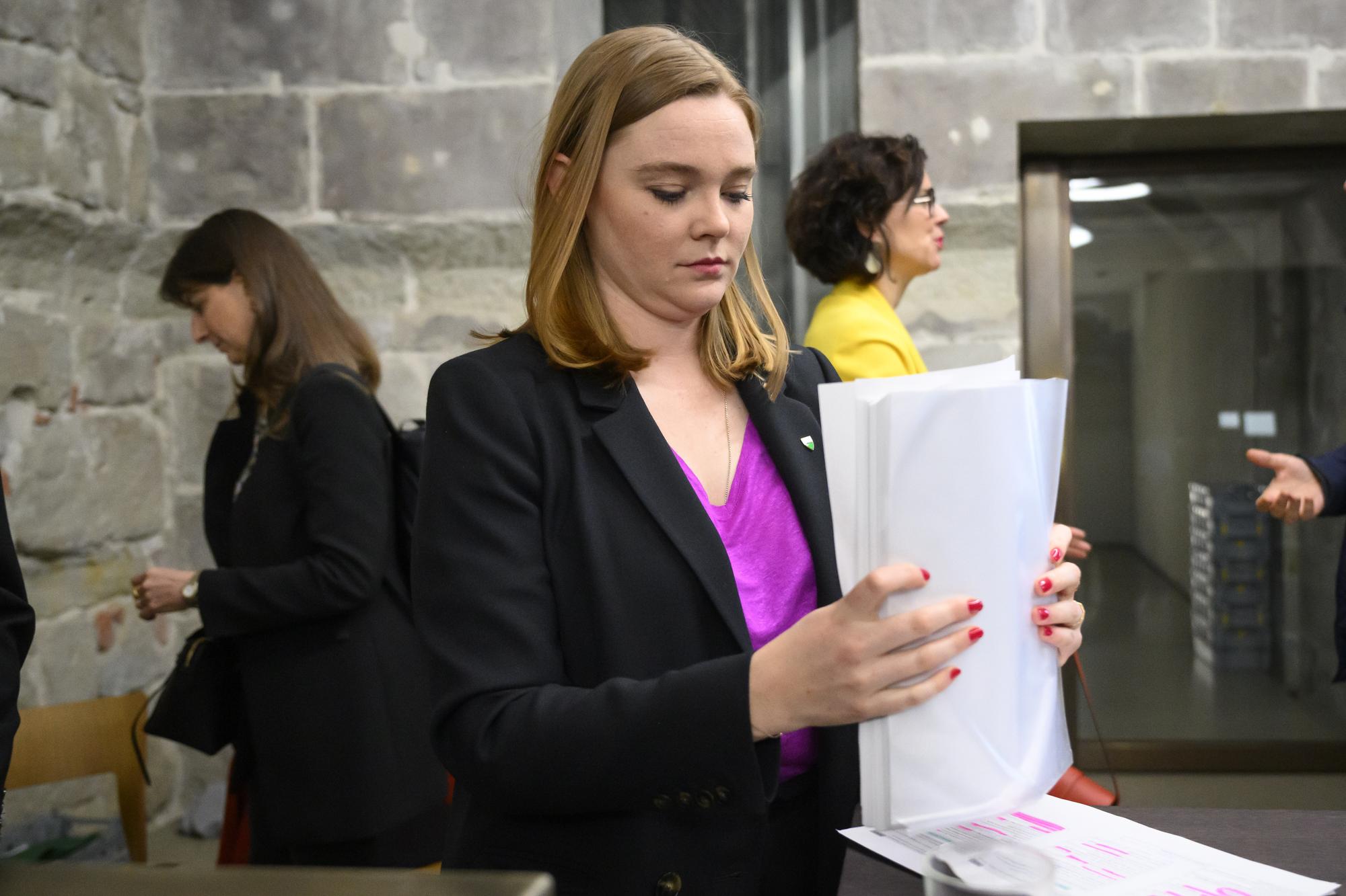 La conseillere d'Etat vaudoise Valerie Dittli, centre, range sa these devant ses colleguent Christelle Luisier Brodard, droite, et Rebecca Ruiz, gauche, lors de la presentation des conclusions de l'expert independant sur le domicile fiscal de la conseillere d'Etat vaudoise Valerie Dittli ce jeudi 23 mars 2023 a Lausanne. (KEYSTONE/Laurent Gillieron)