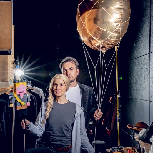 Léana et Davide chanteurs à la tête de leur propre compagnie photographiés dans l'arrière scène de leur spectacle "le jeu de l'espionne"au Théâtre du Passage à Neuchâtel, le 22.03.2023 © David Wagnières