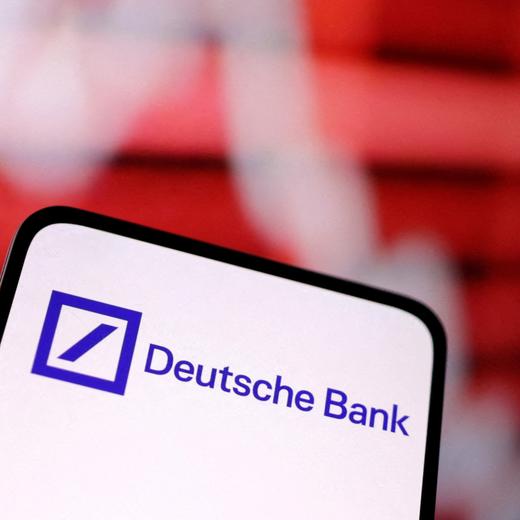 Le logo de la Deutsche Bank et un graphique des actions en baisse photographiés le 12 mars 2023.