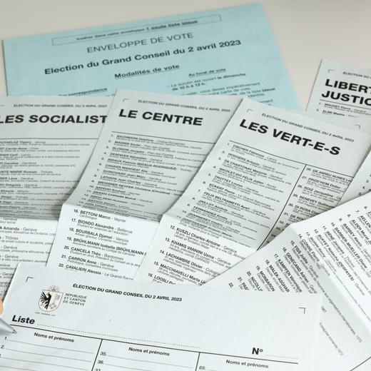 Une personne remplit son bulletin de vote pour l'election du Grand Conseil, ce dimanche 26 mars 2023 a Geneve. Les citoyens genevois voteront pour l'election du Grand Conseil et pour le premier tour de l'election du Conseil d'Etat du dimanche 2 avril 2023. (KEYSTONE/Salvatore Di Nolfi)