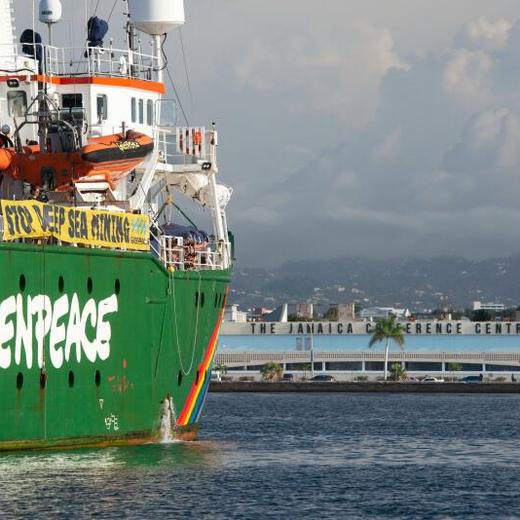 Kingston, le 16 mars 2023. Un bateau de Greenpeace vient mettre la pression auprès de l'Autorité internationale des fonds marins, l'organisation onusienne qui pourrait délivrer des permis d'exploitation minière des grands fonds marins.