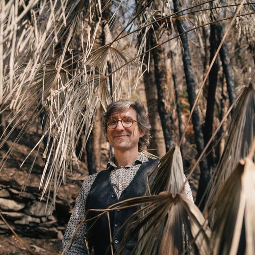 Boris Pezzatti, chercheur du WSL, photographié sur le site d'un feu de forêt où plusieurs palmiers ont brûlé / Solduno, le 23 mars 2023
