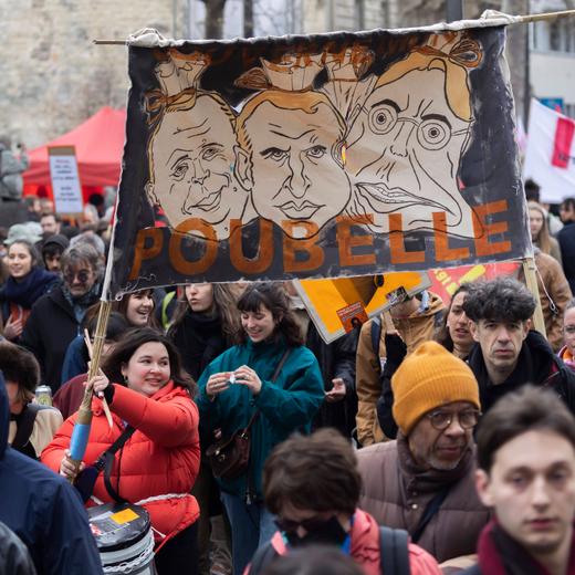 News Bilder des Tages Paris, France March 28, 2023 - Demonstration against the pension reform. The country has experienced weeks of protests and strike actions related to a rise in the pension age, which was passed last week. The 10th day of nationwide protests in France against the pension reforms are also calling out the police brutality from previous strikes MANIFESTATION CONTRE LA REFORME DES RETRAITES, SOCIETE, SOCIAL, MANIFESTANTS, GREVE, RETRAITE, CARICATURE, MACRON PUBLICATIONxNOTxINxFRA Copyright: xVincentxIsorex