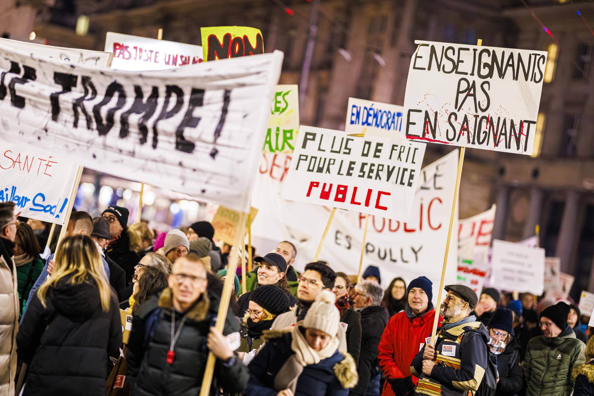 Des employés du canton de Vaud lors d'une manifestation, le 9 fevrier 2023, à Lausanne, en Suisse.