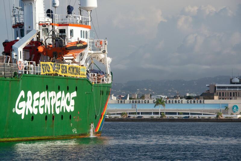 Kingston, le 16 mars 2023. Un bateau de Greenpeace vient mettre la pression auprès de l'Autorité internationale des fonds marins, l'organisation onusienne qui pourrait délivrer des permis d'exploitation minière des grands fonds marins.
