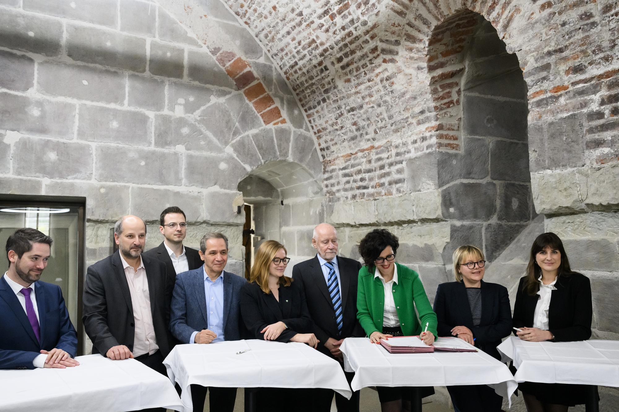 Eric Fellay, Gregoire Junod, syndic de Lausanne, Loic Hautier, Farhad Kehtari, Valerie Dittli, conseillere d'Etat vaudoise, Michel Buttin, president de l'AdCV, Christelle Luisier, presidente du Conseil d'Etat vaudois, Chantal Weidmann Yenny, presidente de l'UCV et syndique de Savigny, Rebecca Ruiz, conseillere d'Etat vaudoise, de gauche a droite, signent un accord lors d'une conference de presse sur un nouvel accord institutionnel entre l'Etat de vaud et les deux associations de communes vaudoises le jeudi 30 mars 2023 a Lausanne. (KEYSTONE/Jean-Christophe Bott)