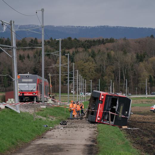 Gekippter, entgleister Zug des Unternehmens Aare Seeland mobil, fotografiert am 31.03.2023 in Luescherz. (KEYSTONE)