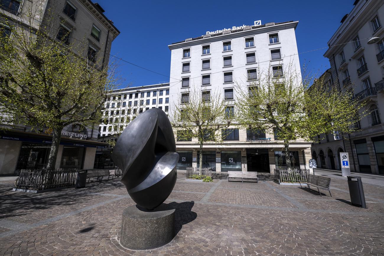 La facade du batiment qui abrite Vitol Group est l'une des principales societes de trading petrolier au monde, est photographie ce dimanche 17 avril 2022 a Geneve. (KEYSTONE/Martial Trezzini)