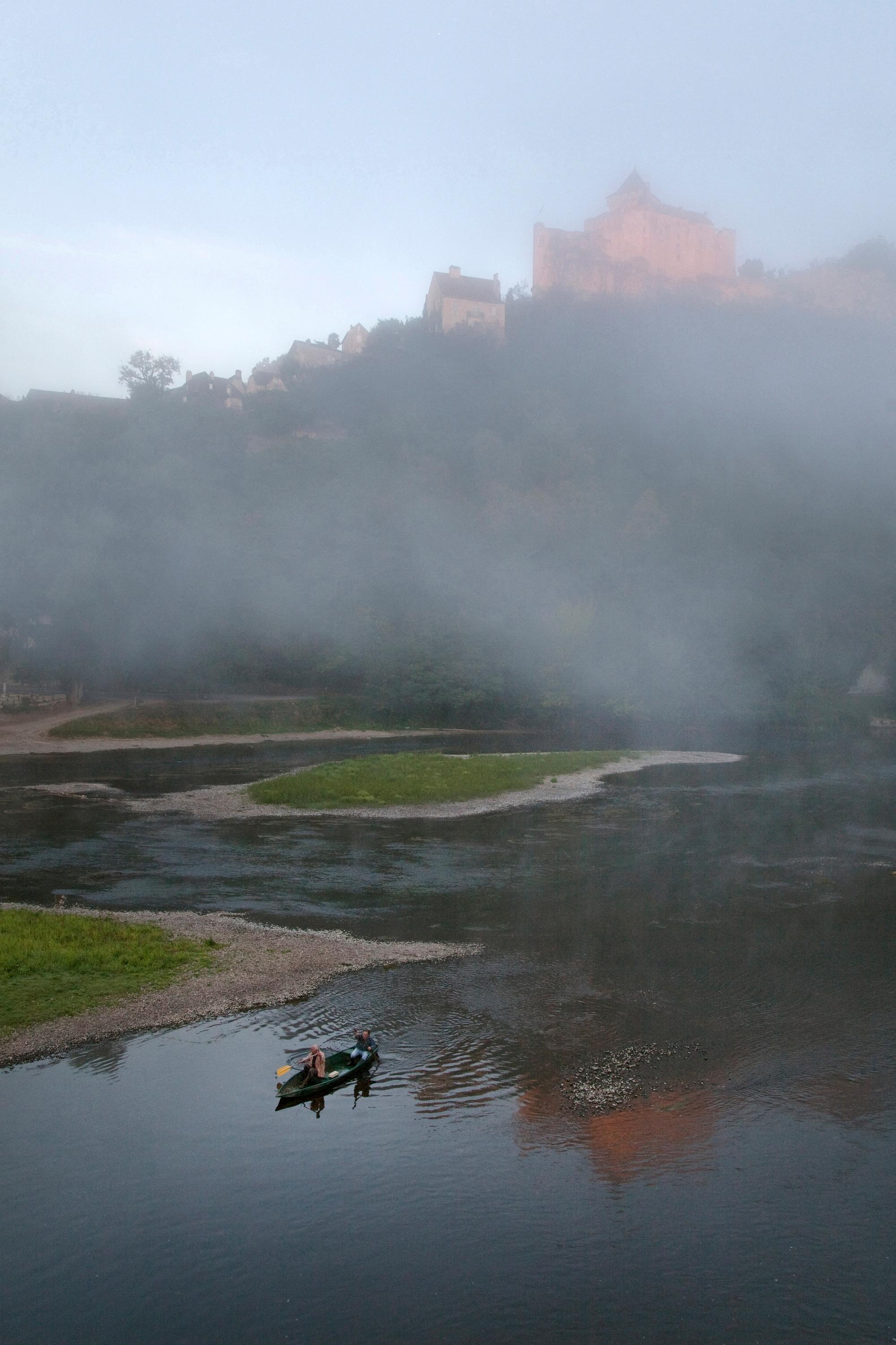 PECHEURS SUR LA DORDOGNE, AVEC EN FOND LE CHATEAU FORT MEDIEVAL DE CASTELNAUD DANS LA BRUME MATINALE, CASTELNAUD LA CHAPELLE, VALLEE DE LA DORDOGNE, PERIGORD NOIR, DORDOGNE, AQUITAINE, FRANCE (Photo by Philippe Roy / Philippe Roy / Aurimages via AFP)