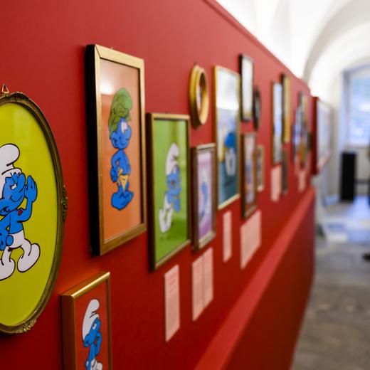 Une personne regarde la nouvelle exposition "Les Schtroumpfs" lors d'une visite presse le vendredi 31 mars 2023 a Saint-Maurice. L'exposition "Les Schtroumpfs" est visible du 1er avril au 19 novembre au Chateau de St-Maurice. (KEYSTONE/Jean-Christophe Bott)