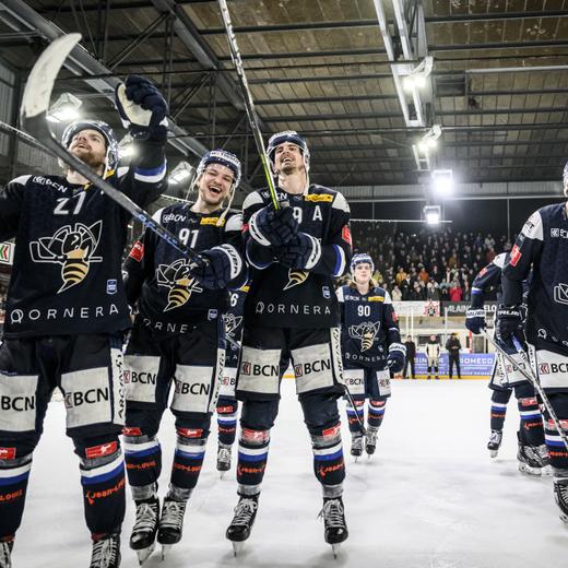 Les neuchatelois Anthony Huguenin,Toms Andersons, Oliver Achermann, Damian Gehringer et Colin Fontana, celebrent leur victoire apres le deuxieme match de barrage promotion-relegation de National League/Swiss League de hockey sur glace entre le HC La Chaux-de-Fonds (HCC) et le HC Ajoie (HCA) a la patinoire des Meleze, ce samedi 1er avril 2023 a La Chaux-de-Fonds. (KEYSTONE/Gabriel Monnet)