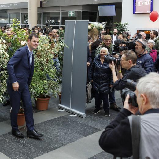 Le candidat Libertes et Justice sociale au Conseil d'Etat, Pierre Maudet arrive a Uni Mail lieu de depouillement centralise pour l'election du Grand Conseil et du premier tour de l'election du Conseil 2023, ce dimanche 2 avril 2023 a Geneve. (KEYSTONE/Salvatore Di Nolfi)