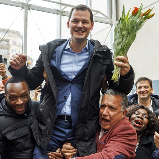 Le candidat Libertes et Justice sociale au Conseil d'Etat, Pierre Maudet est porte lors de son arrivee a Uni Mail lieu de depouillement centralise pour l'election du Grand Conseil et du premier tour de l'election du Conseil 2023, ce dimanche 2 avril 2023 a Geneve. (KEYSTONE/Salvatore Di Nolfi)