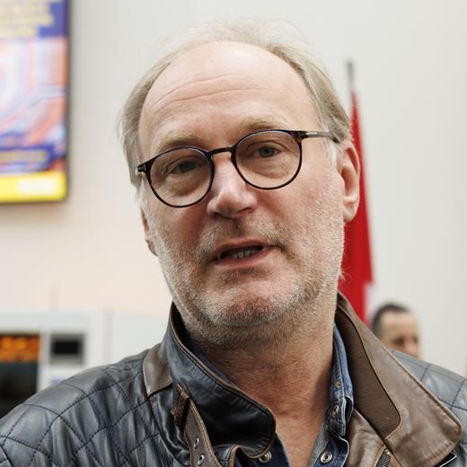 Le conseiller National UDC Yves Nidegger discute avec des personnes a Uni Mail lieu de depouillement centralise pour l'election du Grand Conseil et du premier tour de l'election du Conseil 2023, ce dimanche 2 avril 2023 a Geneve. (KEYSTONE/Salvatore Di Nolfi)