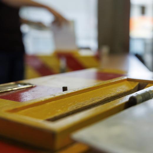 Un citoyen met son bulletin de vote pour l'election au Grand Conseil et du premier tour de l'election au Conseil d'Etat 2023 dans l'urne aux couleurs genevoises dans le bureau de vote de Carouge, ce dimanche 2 avril 2023 a Carouge pres de Geneve. (KEYSTONE/Salvatore Di Nolfi)