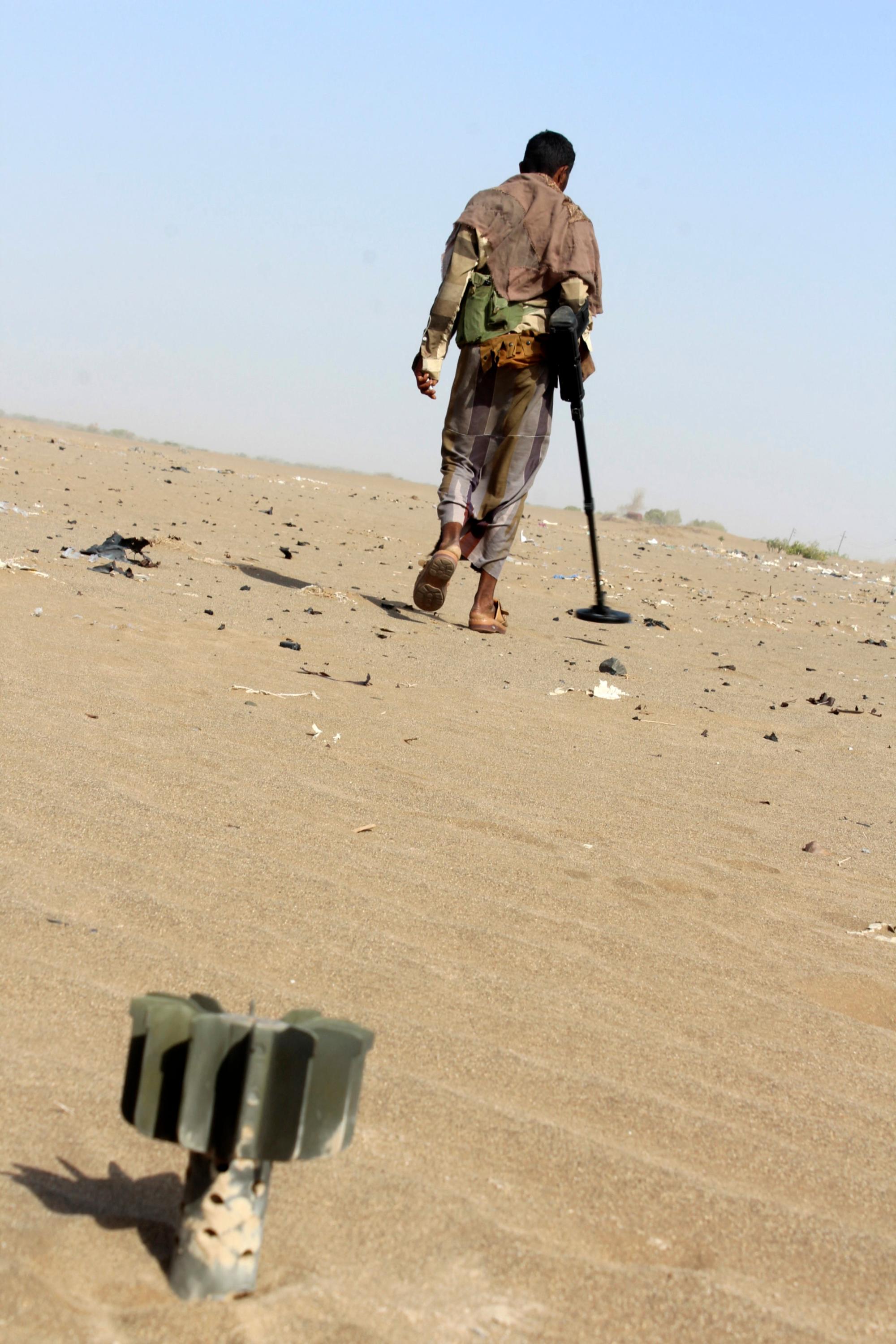 A member of the Yemeni pro-government forces looks for mines on the eastern outskirts of Hodeida as they continue to battle for the control of the city from Huthi rebels on November 14, 2018. - Forces loyal to Yemen's government halted an offensive on the lifeline port of Hodeida yesterday, as the United Arab Emirates, a key member of the pro-government coalition, threw its weight behind "early" UN peace talks. (Photo by Saleh Al-OBEIDI / AFP)