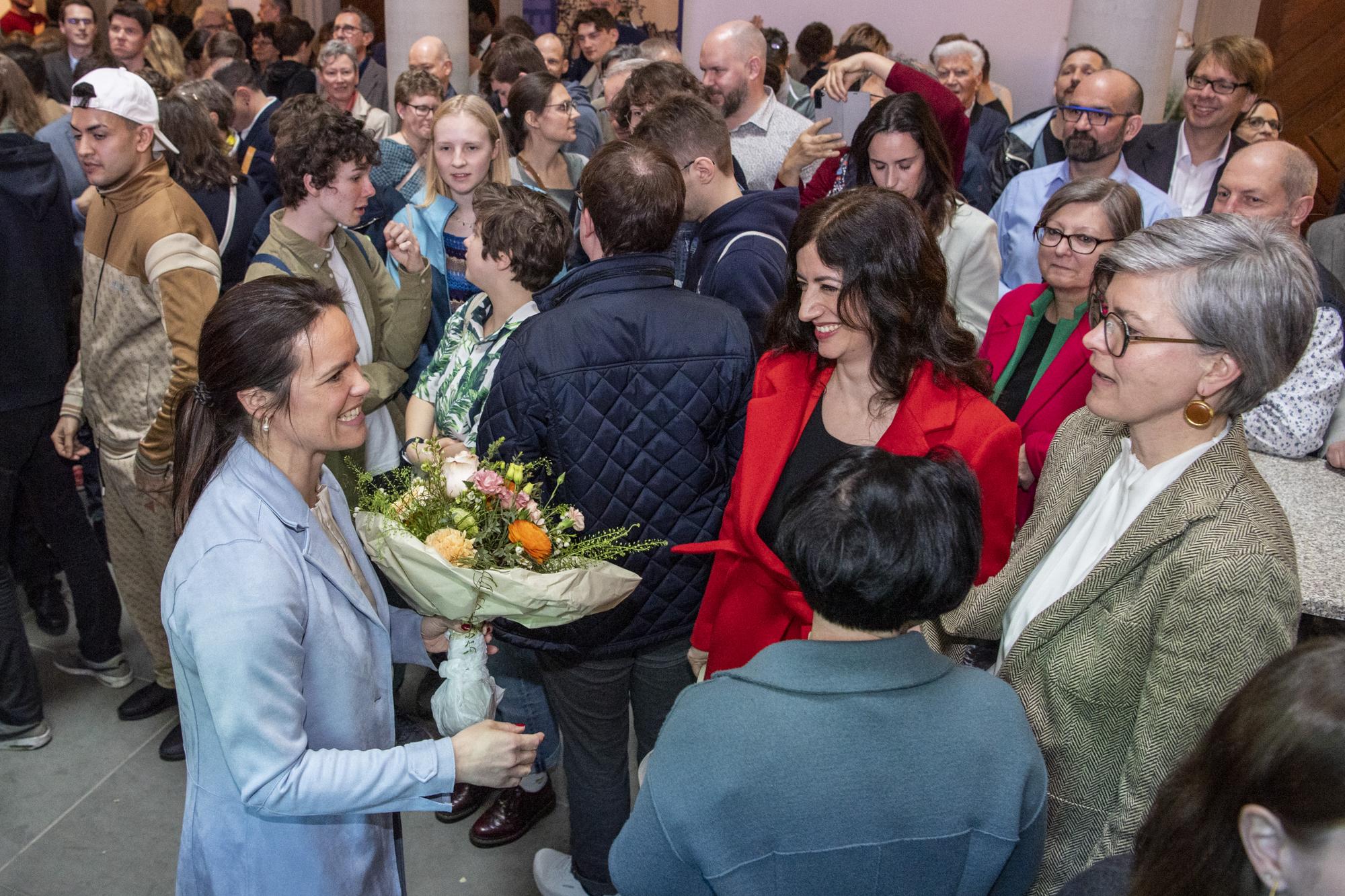 Die neu gewaehlte Luzerner Regierungsraetin, Michaela Tschuor, links, von der GLP und Ylfete Fenaj, mitte, von der SP anlaesslich der Luzerner Regierungsratswahlen und Gesammterneuerungswahlen vom Sonntag, 2. April 2023, im Regierungsgebaeude von Luzern. (KEYSTONE/Urs Flueeler)