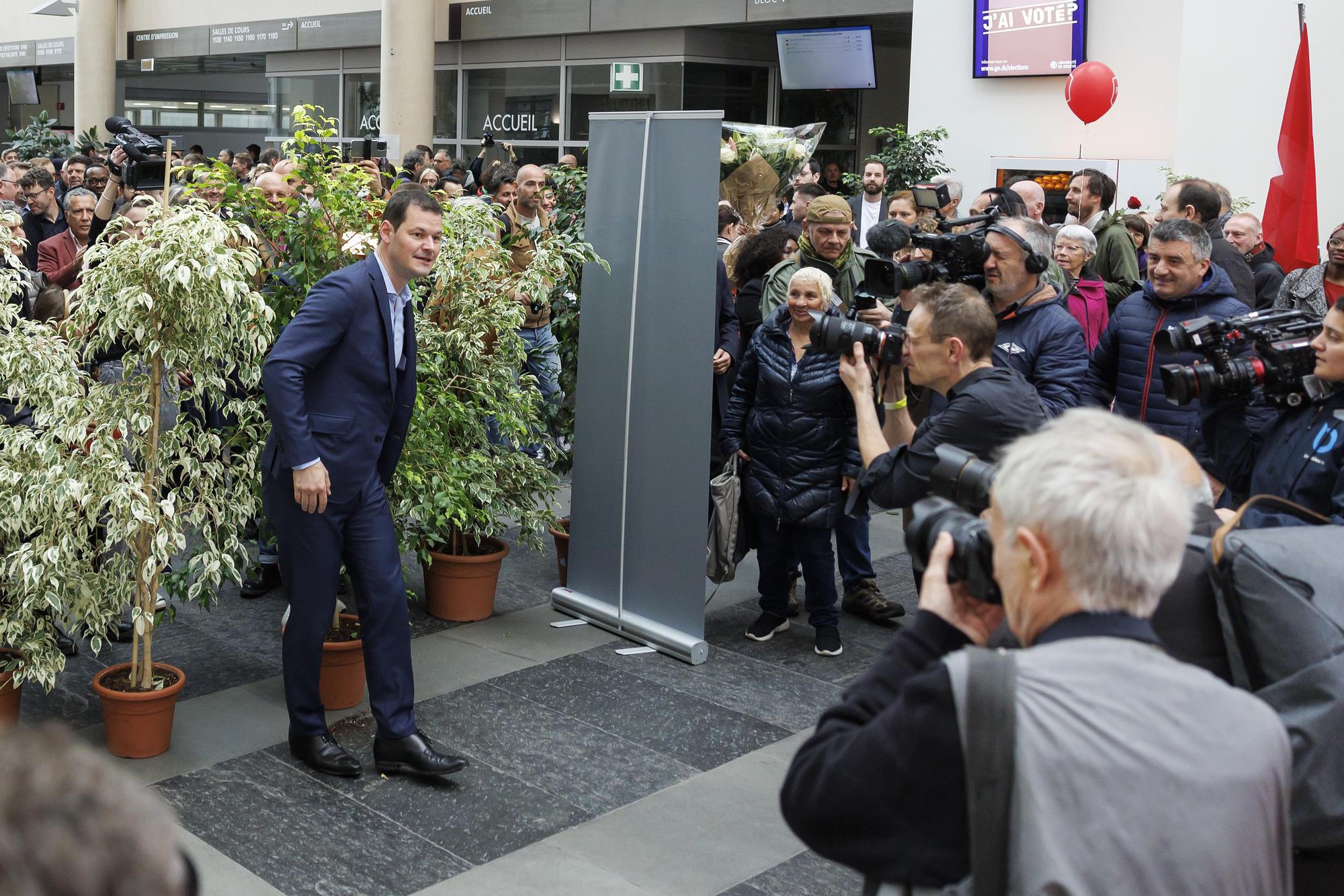 Le candidat Libertes et Justice sociale au Conseil d'Etat, Pierre Maudet arrive a Uni Mail lieu de depouillement centralise pour l'election du Grand Conseil et du premier tour de l'election du Conseil 2023, ce dimanche 2 avril 2023 a Geneve. (KEYSTONE/Salvatore Di Nolfi)