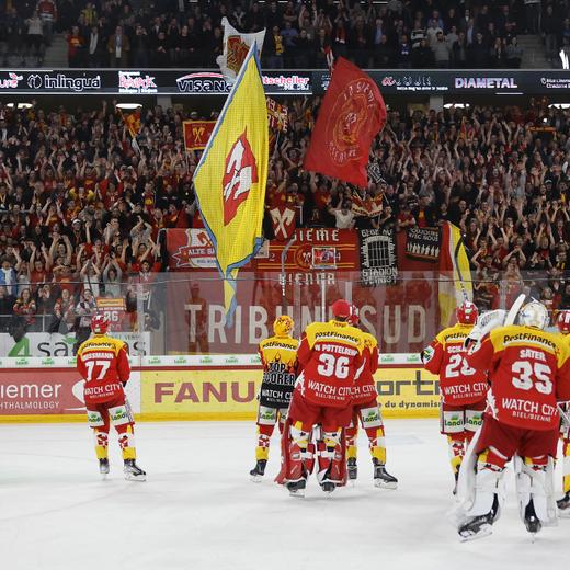 Die Bieler Fans feiern mit ihren Spielern nach dem dritten Eishockey Playoff Halbfinalspiel der National League zwischen EHC Biel und ZSC Lions, am Montag, 3. April 2023, in der Tissot Arena in Biel. (KEYSTONE/Peter Klaunzer)