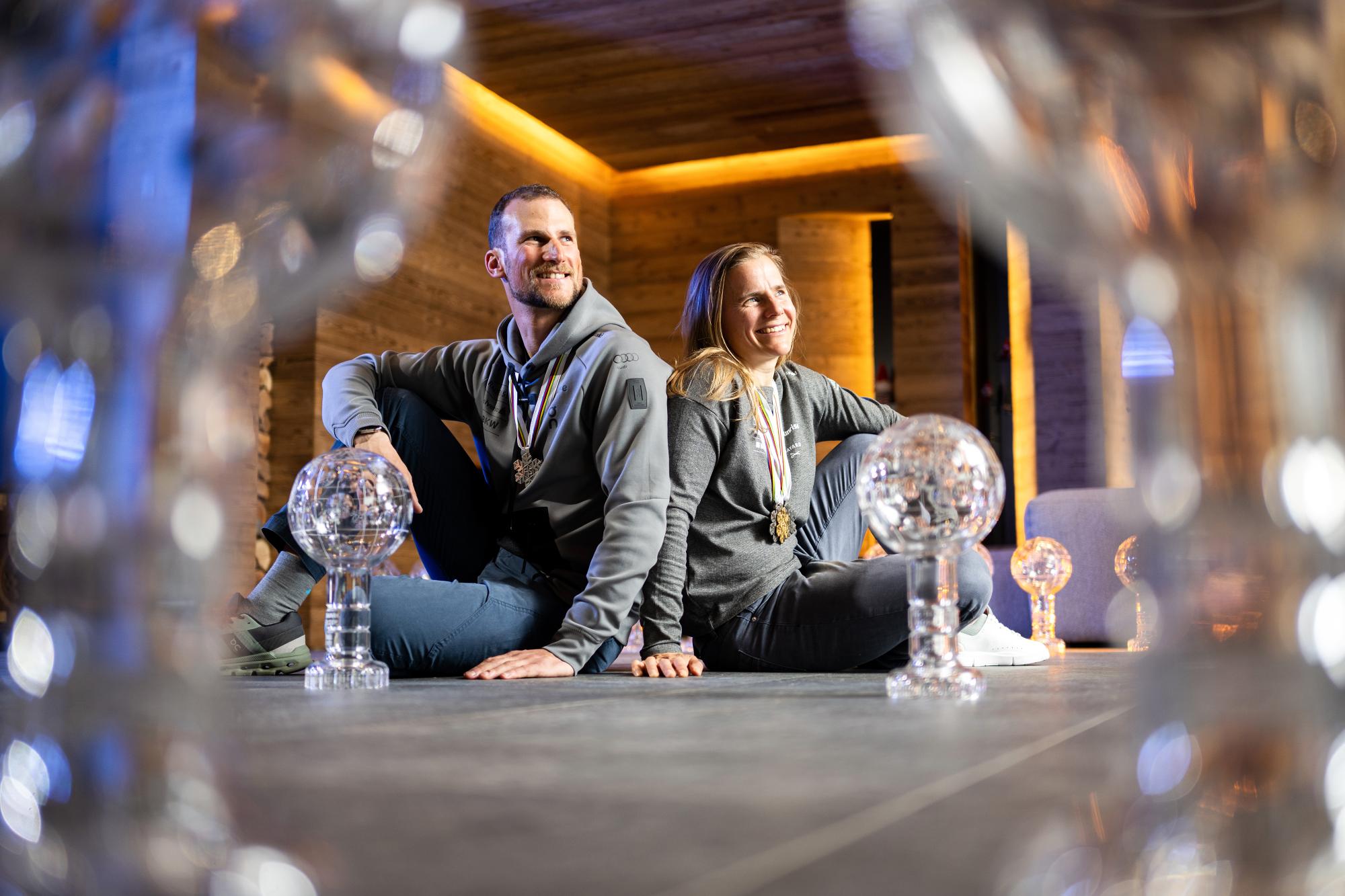 Amélie Wenger-Reymond et Bastien Dayer Les deux Valaisans sont des stars voire des légendes de leur sport, le télémark. Ils mettent un terme à leur carrière en cette fin de saison Photographies avec quelques de leurs trophées le 32 mars 2023 a Heremence en Valais (Olivier MAIRE)