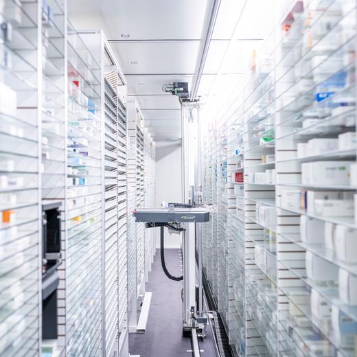 Mit einem Roboter werden Medikamente in der Spitalapotheke eingelagert und bewirtschaftet, fotografiert am Freitag, 10. Februar 2023 in Interlaken. (KEYSTONE/Christian Beutler)