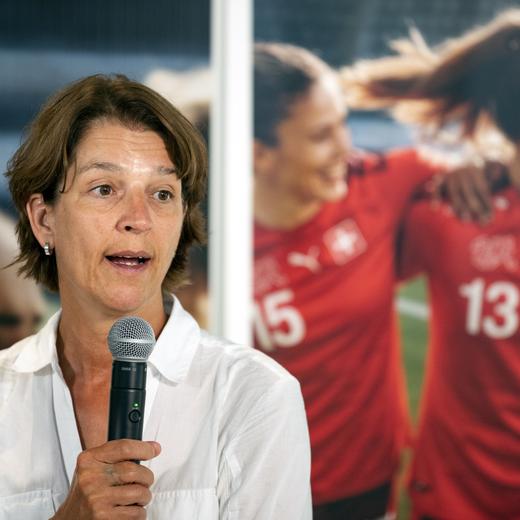 ARCHIV – ZUR SCHWEIZER VERGABE DER FRAUEN FUSSBALL EM 2025, STELLEN WIR IHNEN FOLGENDES BILDMATERIAL ZUR VERFUEGUNG - Tatjana Haenni, Direktorin Frauenfussball SFV, spricht an der Medienkonferenz ueber Praemienzahlungen fuer das A-Nationalteam der Frauen sowie zur Kandidatur des SFV fuer die UEFA Women's EURO 2025 am Dienstag, 21. Juni 2022, in Zuerich. (KEYSTONE/Alexandra Wey)..