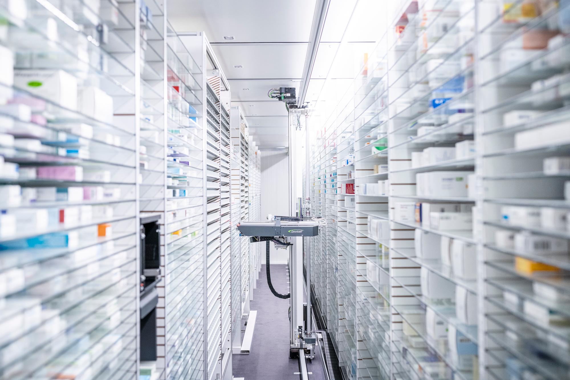 Mit einem Roboter werden Medikamente in der Spitalapotheke eingelagert und bewirtschaftet, fotografiert am Freitag, 10. Februar 2023 in Interlaken. (KEYSTONE/Christian Beutler)