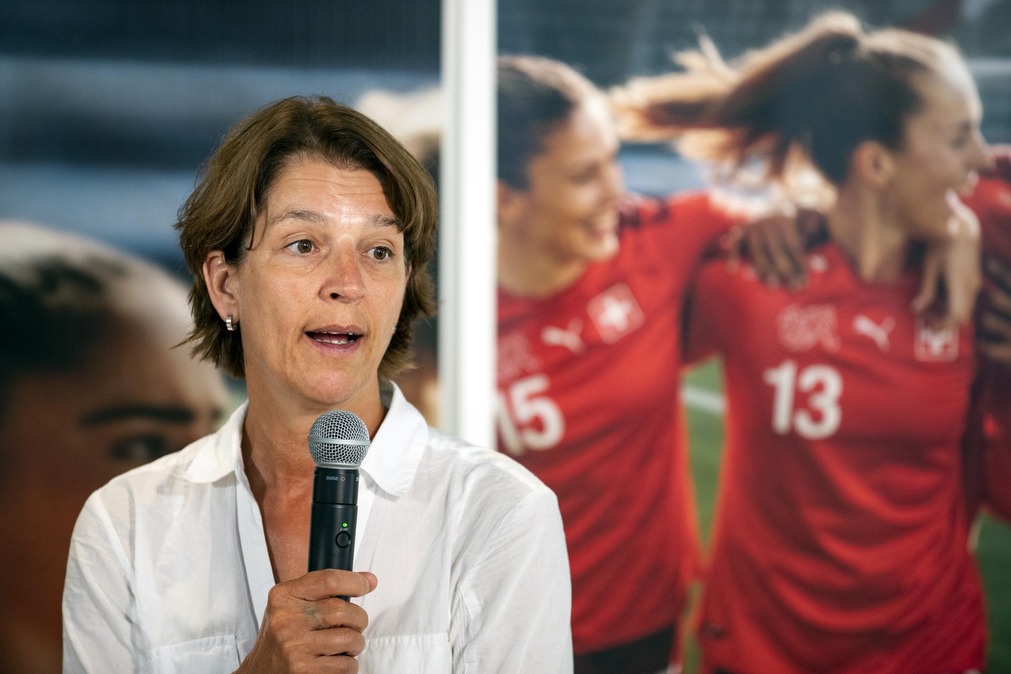 ARCHIV – ZUR SCHWEIZER VERGABE DER FRAUEN FUSSBALL EM 2025, STELLEN WIR IHNEN FOLGENDES BILDMATERIAL ZUR VERFUEGUNG - Tatjana Haenni, Direktorin Frauenfussball SFV, spricht an der Medienkonferenz ueber Praemienzahlungen fuer das A-Nationalteam der Frauen sowie zur Kandidatur des SFV fuer die UEFA Women's EURO 2025 am Dienstag, 21. Juni 2022, in Zuerich. (KEYSTONE/Alexandra Wey)..