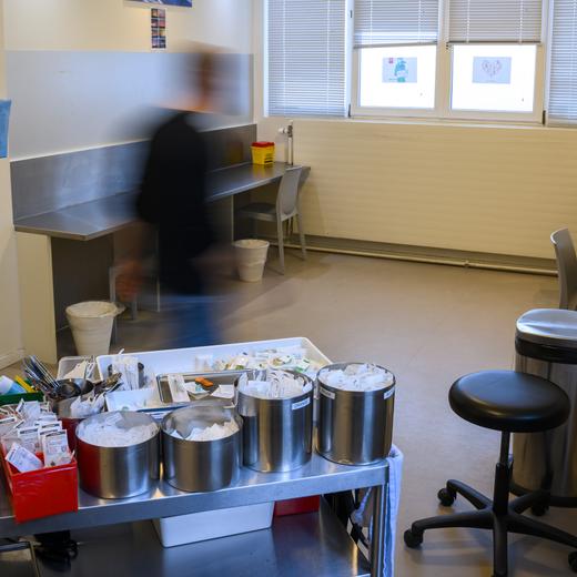 Une vue de la salle pour la consommation de drogue par injection dans l?Espace de consommation securise (ECS), situe dans le quartier du Vallon et gere par la Fondation ABS le mercredi 5 avril 2023 a Lausanne. La ville de Lausanne a decide de suivre les recommandations d'Unisante et de perenniser l'Espace de consommation securise (ECS) du Vallon. Afin de renforcer son dispositif et diminuer la consommation dans le secteur Riponne-Tunnel, une antenne de l'ECS ouvrira prochainement a la Riponne. (KEYSTONE/Jean-Christophe Bott)