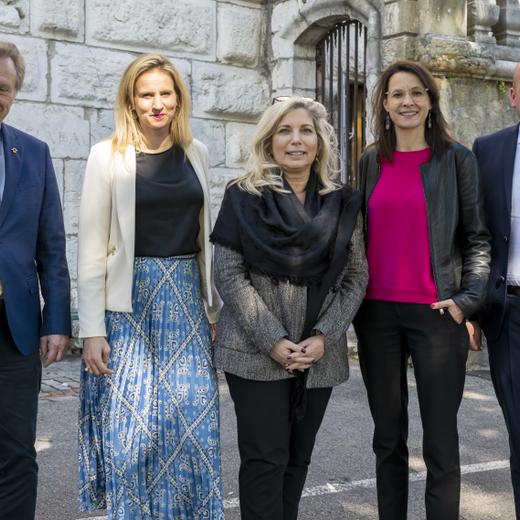 Philippe Morel, candidat MCG au Conseil d'Etat, Delphine Bachmann, candidate Le Centre au Conseil d'Etat, Nathalie Fontanet, candidate PLR au Conseil d'Etat, Anne Hiltpold, candidate PLR au Conseil d'Etat, Lionel Dugerdil, candidat UDC au Conseil d'Etat, de gauche a droite, Posent avant une conference de presse sur la nouvelle alliance des partis politiques genevoise qui constituent une liste commune de candidats inedite pour Geneve en vue du second tour des elections au Conseil d'Etat le 30 avril prochain, ce mercredi 5 avril 2023 a Geneve. Cette alliance comprend, le Parti Liberal-Radical (PLR), le Mouvement Citoyens Genevois (MCG), Le Centre (LC), et l'Union democratique du centre (UDC). (KEYSTONE/Martial Trezzini)