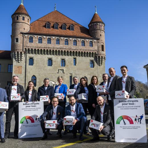 Les membres du comite d'initiative posent devant le chateau Saint-Maire lors de la remise officielle des signatures en faveur de l'initiative populaire cantonale "Baisse d'impots pour tous: Redonner du pouvoir d'achat a la classe moyenne" le mercredi 5 avril 2023 a Lausanne. (KEYSTONE/Jean-Christophe Bott)