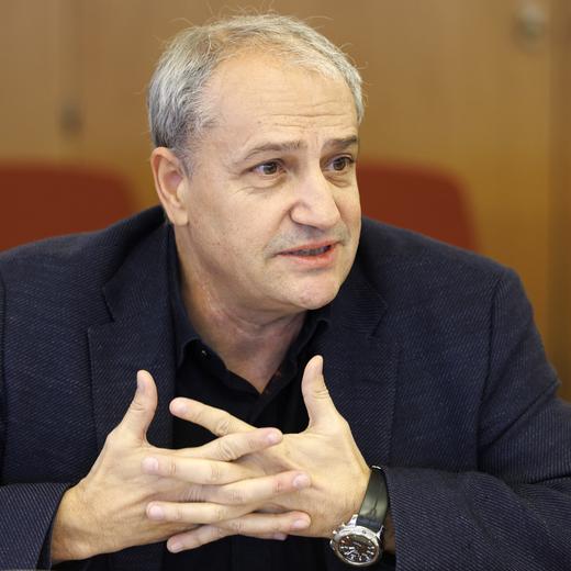 Alfonso Gomez, conseiller administratif de la ville de Geneve, presente les projets pour la plantation d'arbres en ville de Geneve lors d'une conference de presse, ce lundi 23 janvier 2023 a Geneve. (KEYSTONE/Salvatore Di Nolfi)