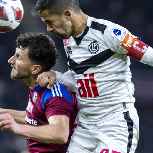 Le milieu genevois Miroslav Stevanovic, gauche, lutte pour le ballon avec le milieu luganais Jonathan Sabbatini, droite, lors de la rencontre de la demi-finale de football de Coupe de Suisse entre Servette FC et FC Lugano le mercredi 5 avril 2023 Stade de Geneve. (KEYSTONE/Martial Trezzini)