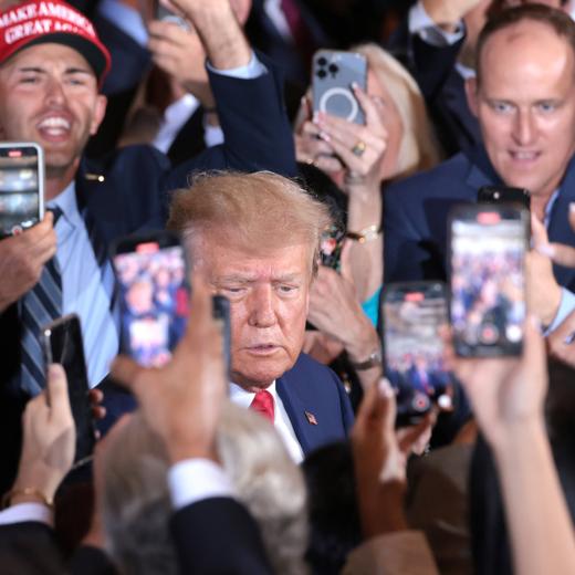 News Bilder des Tages Former President Donald J. Trump enters the ballroom before talking to the media and supporters after returning to Mar-a-Lago in Palm Beach, Florida, on Tuesday, April 4, 2023. Trump spent the day in New York City at his arraignment on criminal charges and pleaded not guilty to 34 felony counts of falsifying business records. PUBLICATIONxINxGERxSUIxAUTxHUNxONLY MIA20230404104 GARYxIxROTHSTEIN