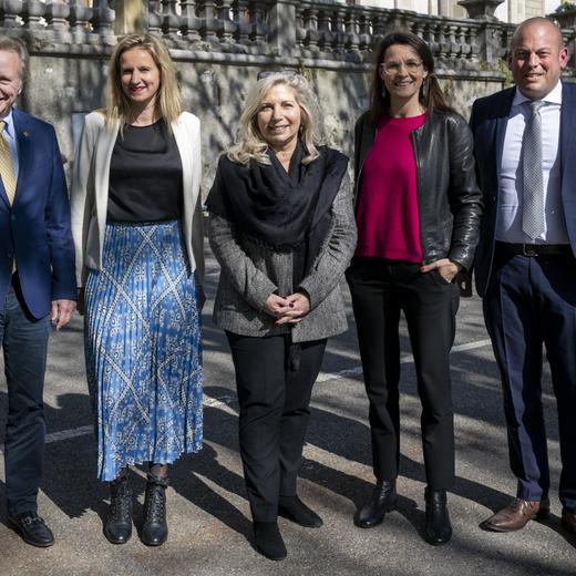 Philippe Morel, candidat MCG au Conseil d'Etat, Delphine Bachmann, candidate Le Centre au Conseil d'Etat, Nathalie Fontanet, candidate PLR au Conseil d'Etat, Anne Hiltpold, candidate PLR au Conseil d'Etat, Lionel Dugerdil, candidat UDC au Conseil d'Etat, de gauche a droite, Posent avant une conference de presse sur la nouvelle alliance des partis politiques genevoise qui constituent une liste commune de candidats inedite pour Geneve en vue du second tour des elections au Conseil d'Etat le 30 avril prochain, ce mercredi 5 avril 2023 a Geneve. Cette alliance comprend, le Parti Liberal-Radical (PLR), le Mouvement Citoyens Genevois (MCG), Le Centre (LC), et l'Union democratique du centre (UDC). (KEYSTONE/Martial Trezzini)