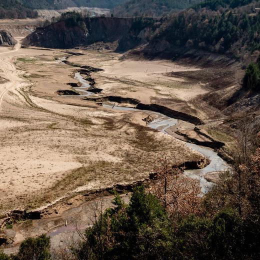 Le lit de la rivière Llobregat presque à sec, dans la province de Barcelone, en Espagne, le 20 mars 2023.