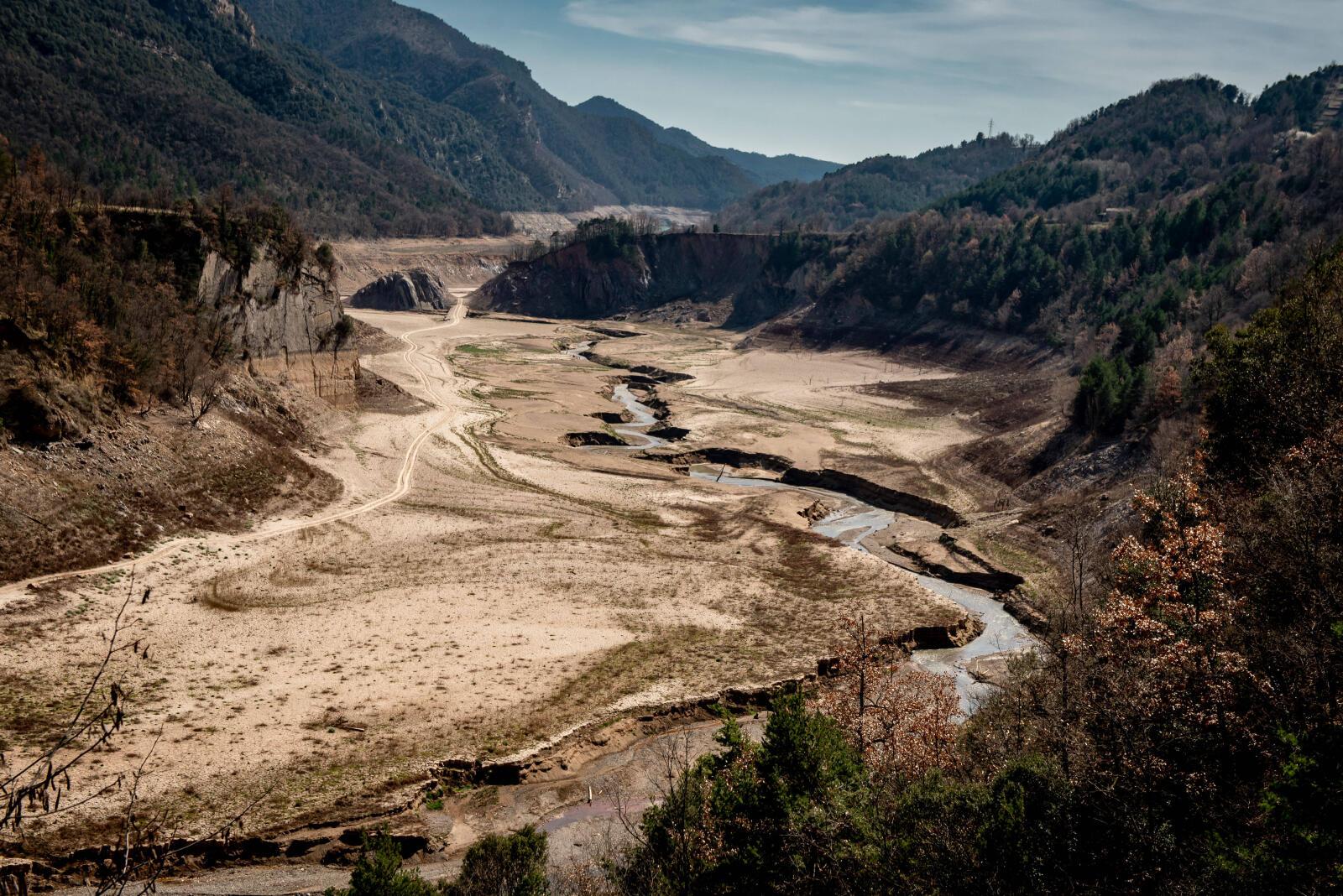 Le lit de la rivière Llobregat presque à sec, dans la province de Barcelone, en Espagne, le 20 mars 2023.
