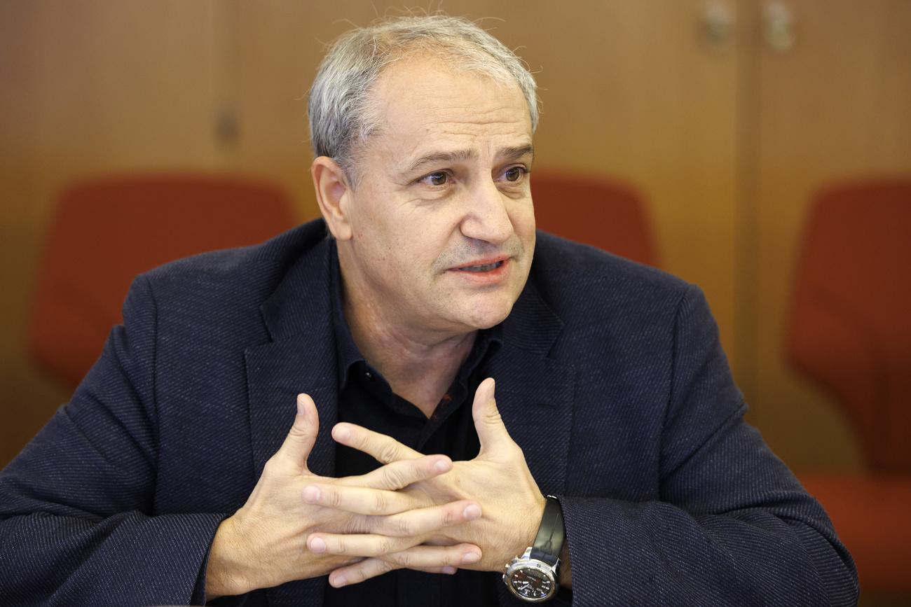 Alfonso Gomez, conseiller administratif de la ville de Geneve, presente les projets pour la plantation d'arbres en ville de Geneve lors d'une conference de presse, ce lundi 23 janvier 2023 a Geneve. (KEYSTONE/Salvatore Di Nolfi)