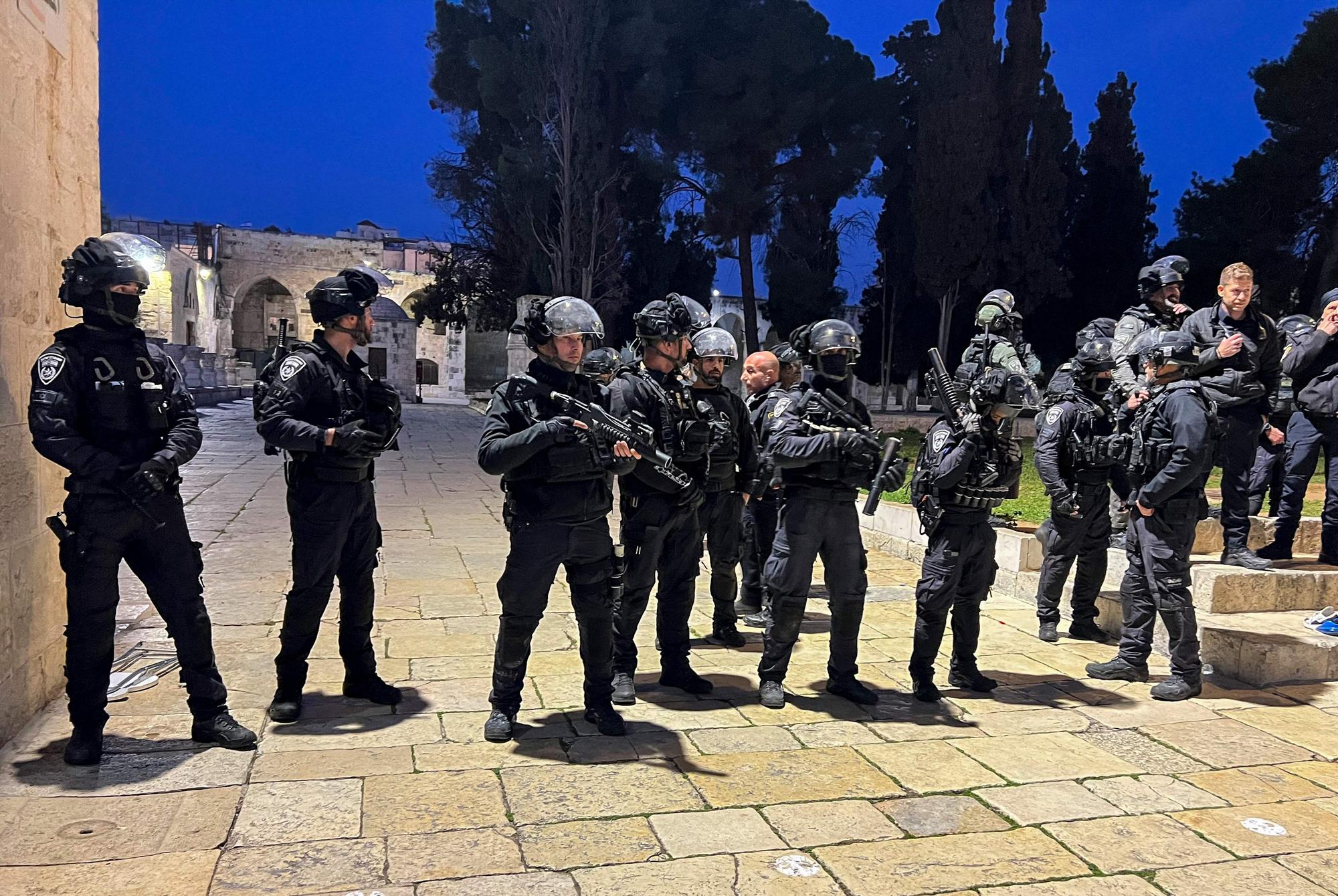Israeli security forces stand guard at the Al-Aqsa Mosque compound in Jerusalem on April 5, 2023. - Israeli police said early April 5, 2023 they had entered the Al-Aqsa mosque in Jerusalem to dislodge "agitators".  Denouncing the move as "an unprecedented crime", the Palestinian Islamist movement Hamas called on Palestinians in the West Bank "to go en masse to the Al-Aqsa mosque to defend it". (Photo by AHMAD GHARABLI / AFP)