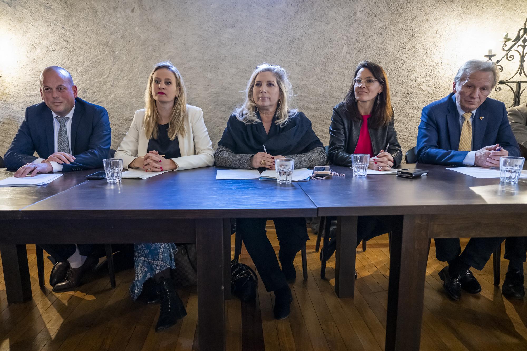 Lionel Dugerdil, candidat UDC au Conseil d'Etat, Delphine Bachmann, candidate Le Centre au Conseil d'Etat, Nathalie Fontanet, candidate PLR au Conseil d'Etat, Anne Hiltpold, candidate PLR au Conseil d'Etat, Philippe Morel, candidat MCG au Conseil d'Etat, de gauche a droite, s'expriment lors d'une conference de presse sur la nouvelle alliance des partis politiques genevoise qui constituent une liste commune de candidats inedite pour Geneve en vue du second tour des elections au Conseil d'Etat le 30 avril prochain, ce mercredi 5 avril 2023 a Geneve. Cette alliance comprend, le Parti Liberal-Radical (PLR), le Mouvement Citoyens Genevois (MCG), Le Centre (LC), et l'Union democratique du centre (UDC). (KEYSTONE/Martial Trezzini)