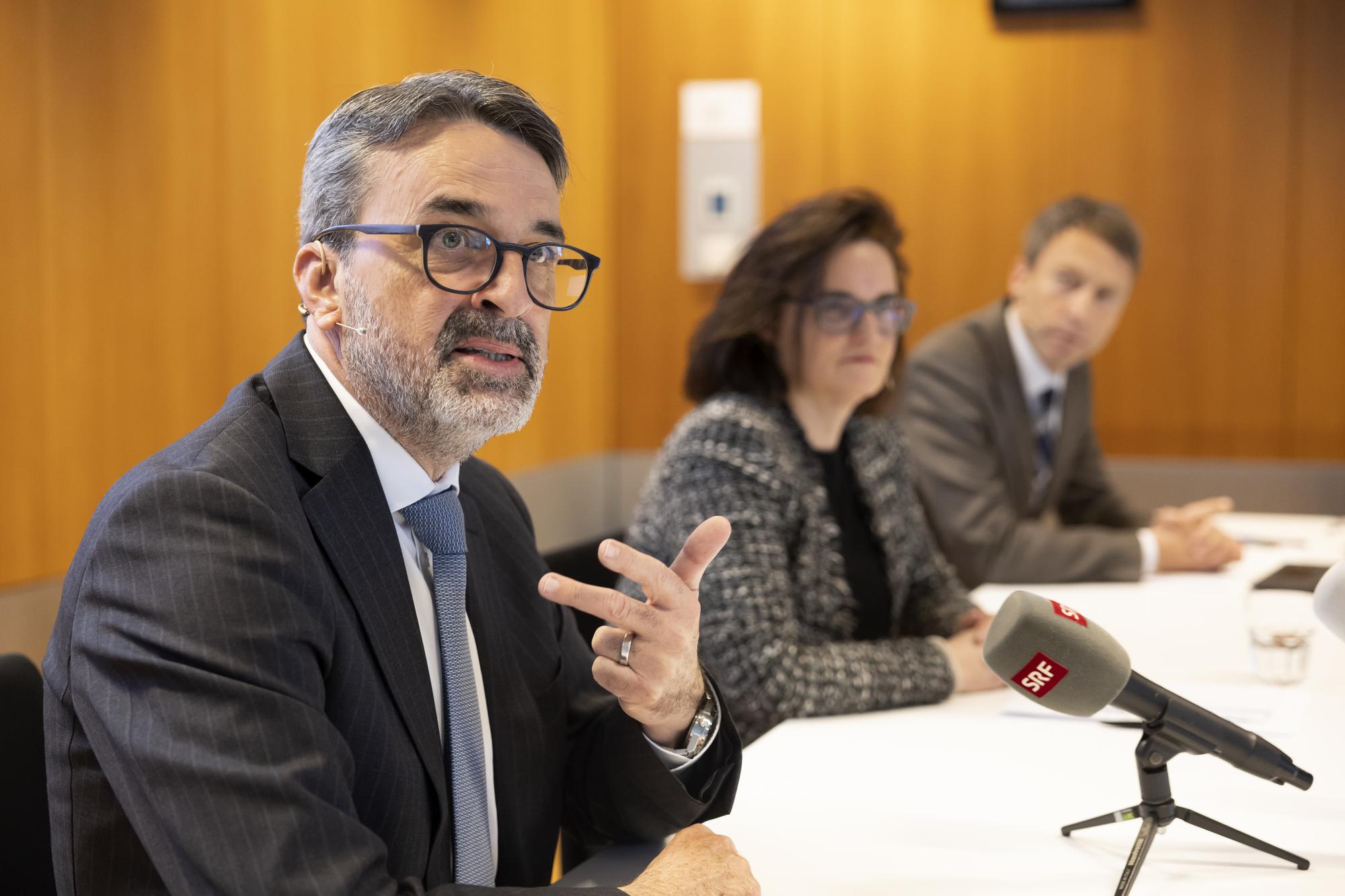 Urban Angehrn, Direktor FINMA, vorne, spricht neben Marlene Amstad, VR-Praesidentin FINMA, und Tobias Lux, Mediensprecher FINMA, waehrend einer Medienkonferenz, am Mittwoch, 5. April 2023 in Bern. (KEYSTONE/Peter Klaunzer)