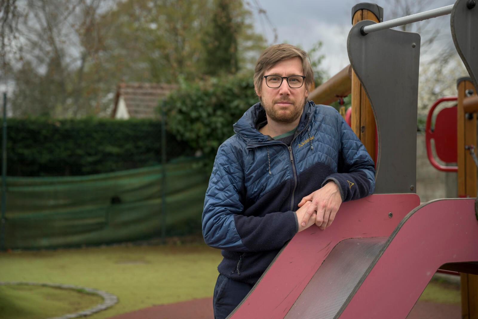 La bataille d'un couple de parents pour pouvoir laisser leurs enfants dans la même école. Daniel Herrard, le papa, photographié à Cartigny le 1er avril 2023.