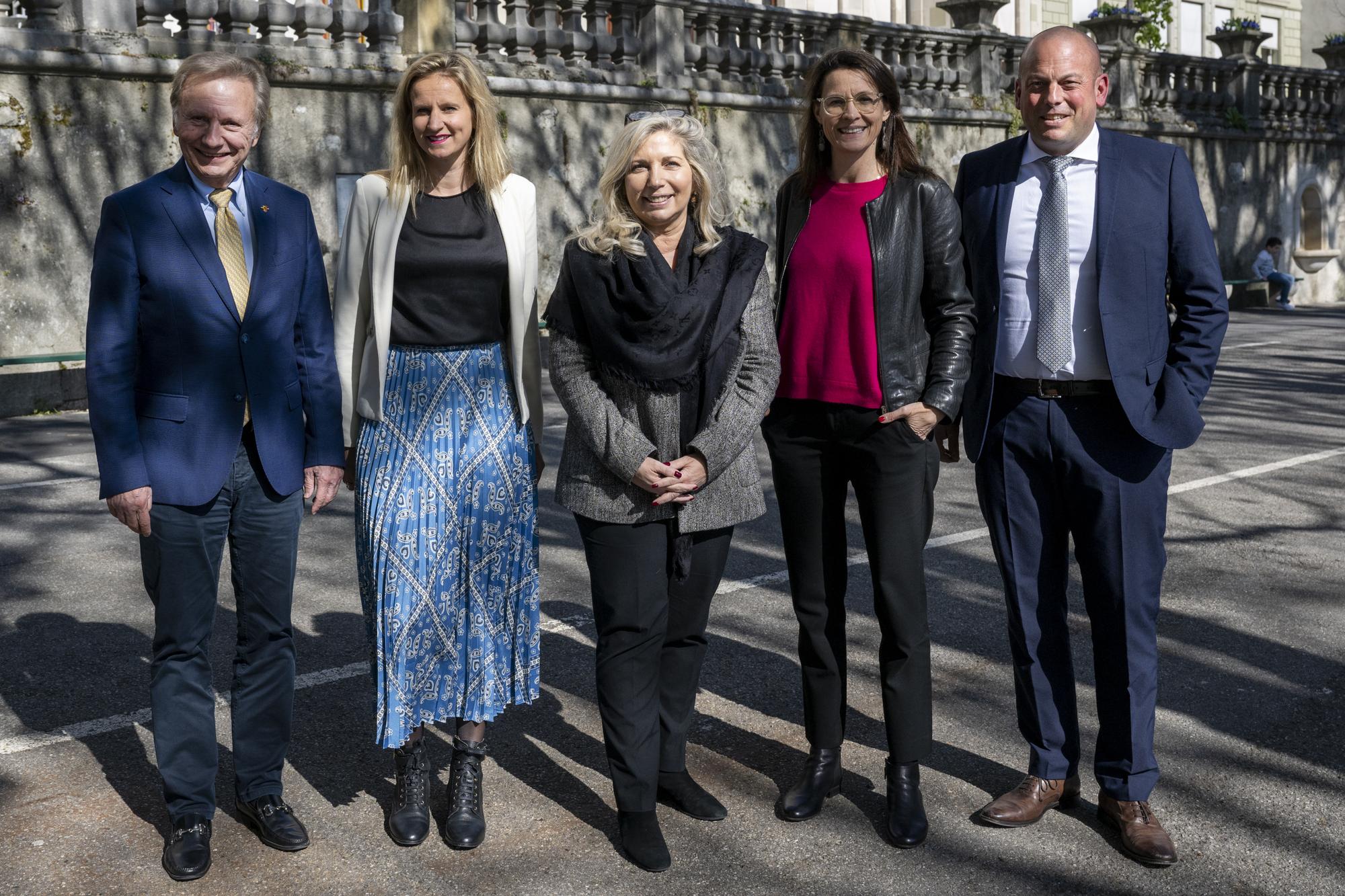 Philippe Morel, candidat MCG au Conseil d'Etat, Delphine Bachmann, candidate Le Centre au Conseil d'Etat, Nathalie Fontanet, candidate PLR au Conseil d'Etat, Anne Hiltpold, candidate PLR au Conseil d'Etat, Lionel Dugerdil, candidat UDC au Conseil d'Etat, de gauche a droite, Posent avant une conference de presse sur la nouvelle alliance des partis politiques genevoise qui constituent une liste commune de candidats inedite pour Geneve en vue du second tour des elections au Conseil d'Etat le 30 avril prochain, ce mercredi 5 avril 2023 a Geneve. Cette alliance comprend, le Parti Liberal-Radical (PLR), le Mouvement Citoyens Genevois (MCG), Le Centre (LC), et l'Union democratique du centre (UDC). (KEYSTONE/Martial Trezzini)