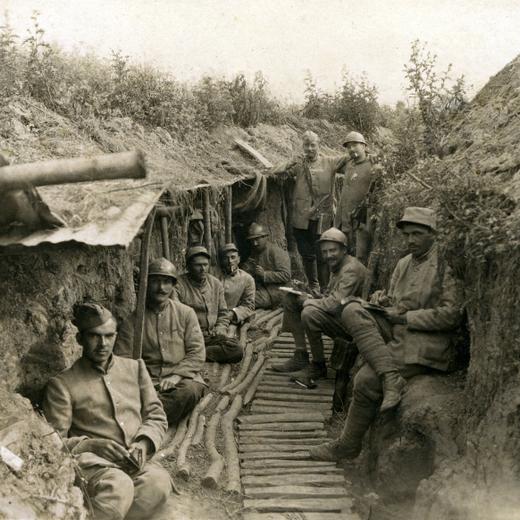 Premiere guerre mondiale 1914-1918 (1914 , 1918 , 14-18) : groupe de soldats francais dans une tranchee de reserve. Photographie envoyee par un soldat depuis le front en 1916. Sur ce cliche, trois des militaires tiennent en main un carnet, l'un d'eux est en train d'ecrire - correspondance, cigarette, vie dans les tranchees- ©Gusman/Leemage (Photo by leemage / Leemage via AFP)