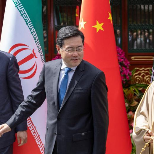 Le ministre iranien Hossein Amir-Abdollahian, le prince saoudien Faisal bin Farhan et le chef de la diplomatie chinoise Qin Gang, Pékin, le 6 avril 2023.